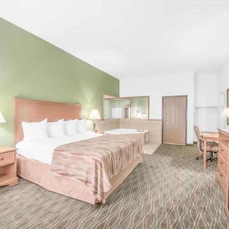 Baymont By Wyndham Pearsall Exterior foto