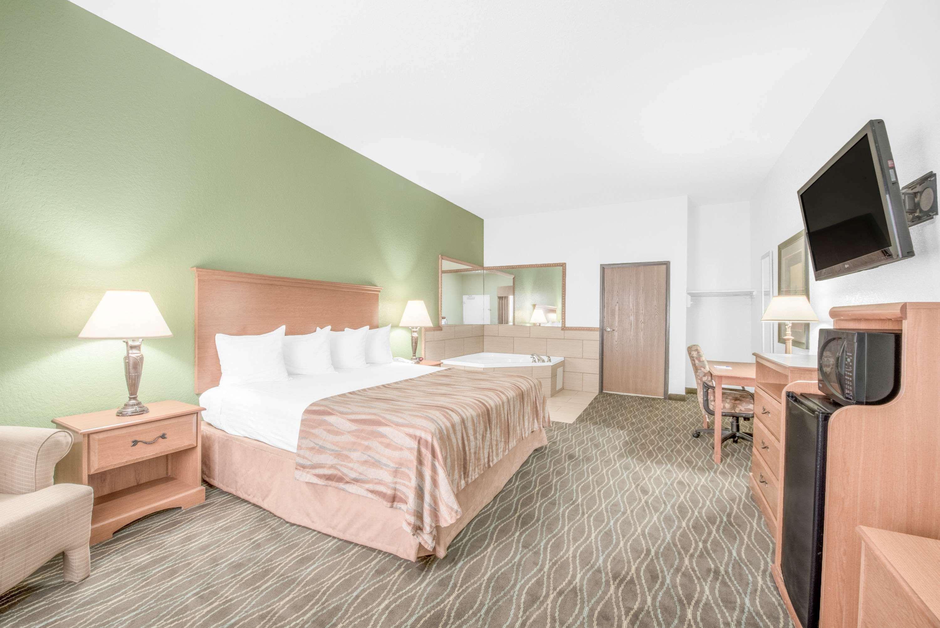 Baymont By Wyndham Pearsall Exterior foto
